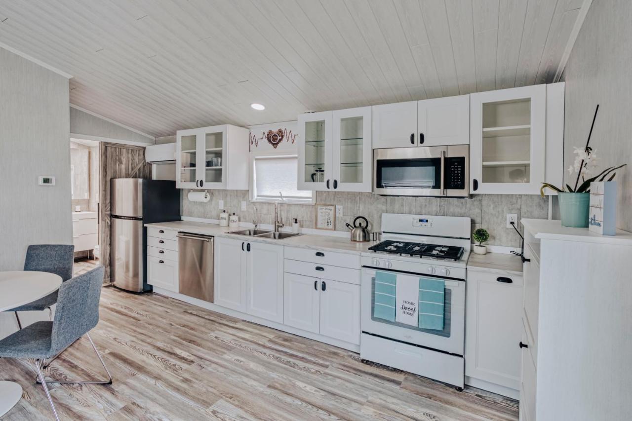 Modern & Cozy Stand-Alone Apartment - Perfect Stay Painted Post Eksteriør bilde